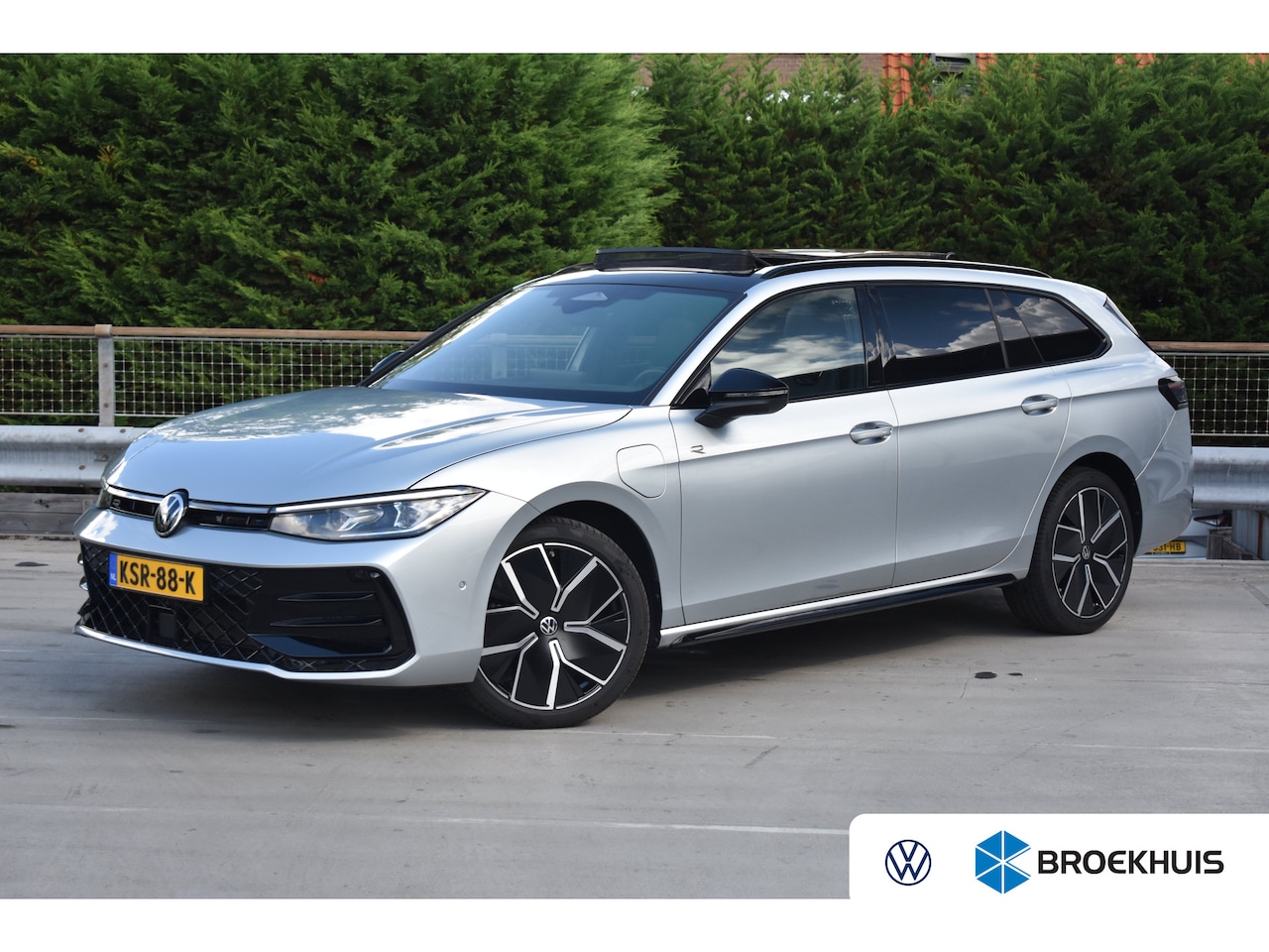 Volkswagen Passat Variant - 1.5 eHybrid 272PK R-Line Signature Edition | Schuif-kanteldak | Head-up display | DCC Pro - AutoWereld.nl