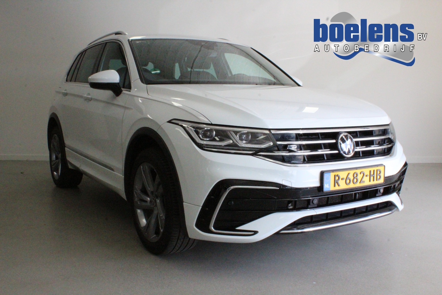 Volkswagen Tiguan - 1.4 TSI eHybrid R-Line Business+ | DAB-RADIO | SFEER | 19'LMV | CARPLAY | PDC-V/A | NAVIGA - AutoWereld.nl