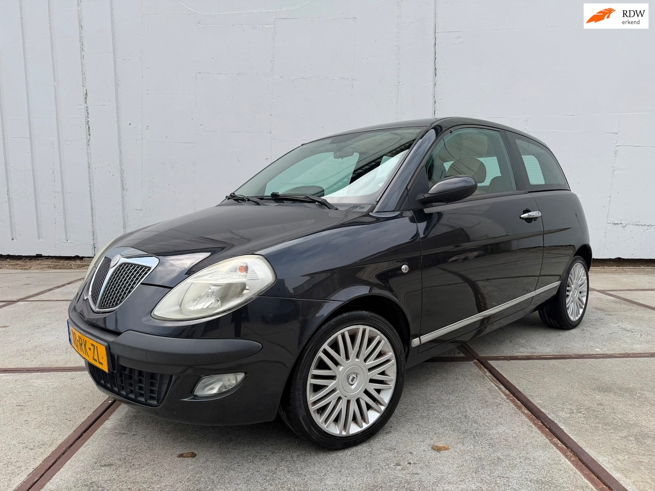 Lancia Y(psilon) - Ypsilon 1.4-16V Platino Leder - clima - lm velgen - isofix - Bose sound systeem - cruise c - AutoWereld.nl