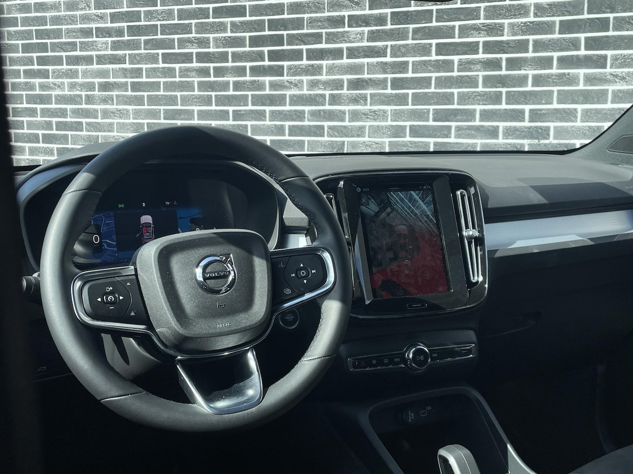 Volvo XC40 - 2.0 B4 Plus Black Edition | Schuif kantel dak | 360 Camera | Harman Kardon audio | Trekhaa - AutoWereld.nl