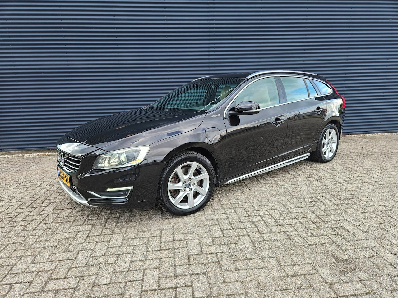 Volvo V60 - - 2.4 D6 AWD Summum | PANO | LEDER | BLIS | FULL! - AutoWereld.nl
