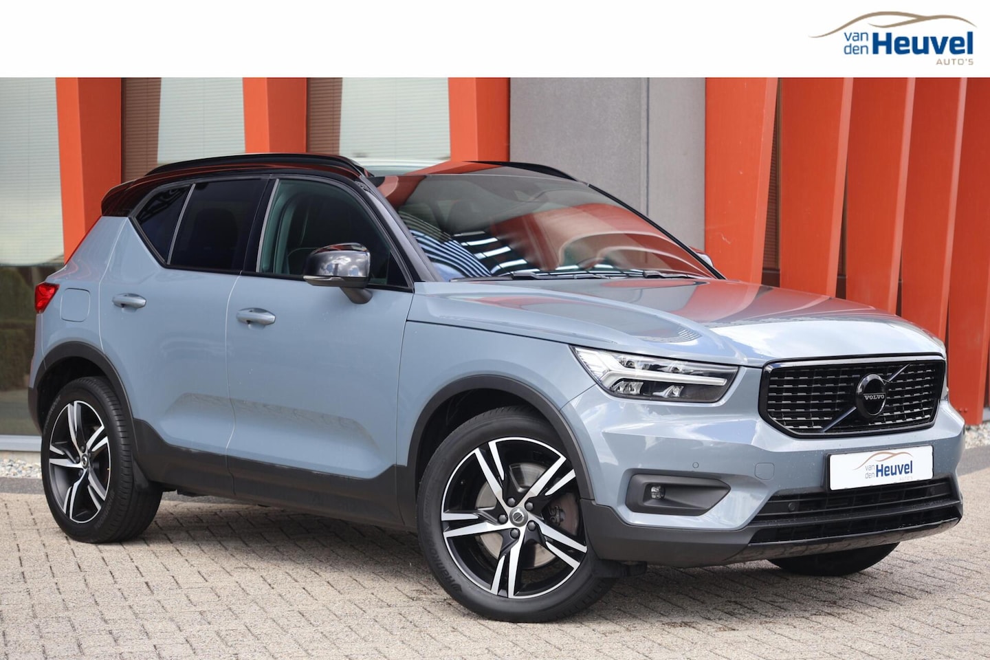 Volvo XC40 - T4 Recharge R-Design | Stoelverwarming | Parkeercamera | H/K | Glossy Black | Keyless - AutoWereld.nl