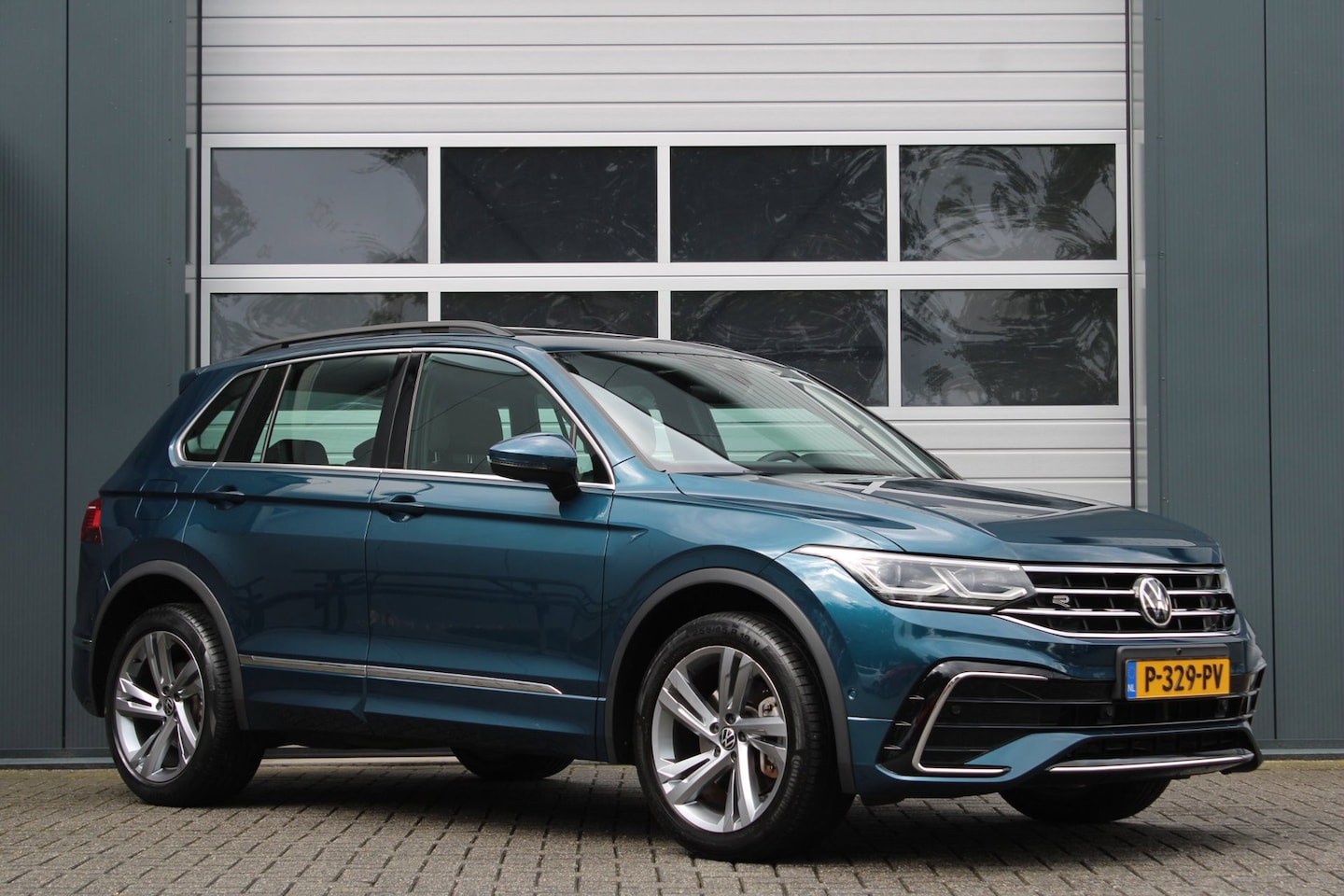 Volkswagen Tiguan - 1.4 TSI eHybrid R-Line Business+ DSG ACC/HeadUp/Virtual/Camera/Pano/StoelStuurverwarming/K - AutoWereld.nl