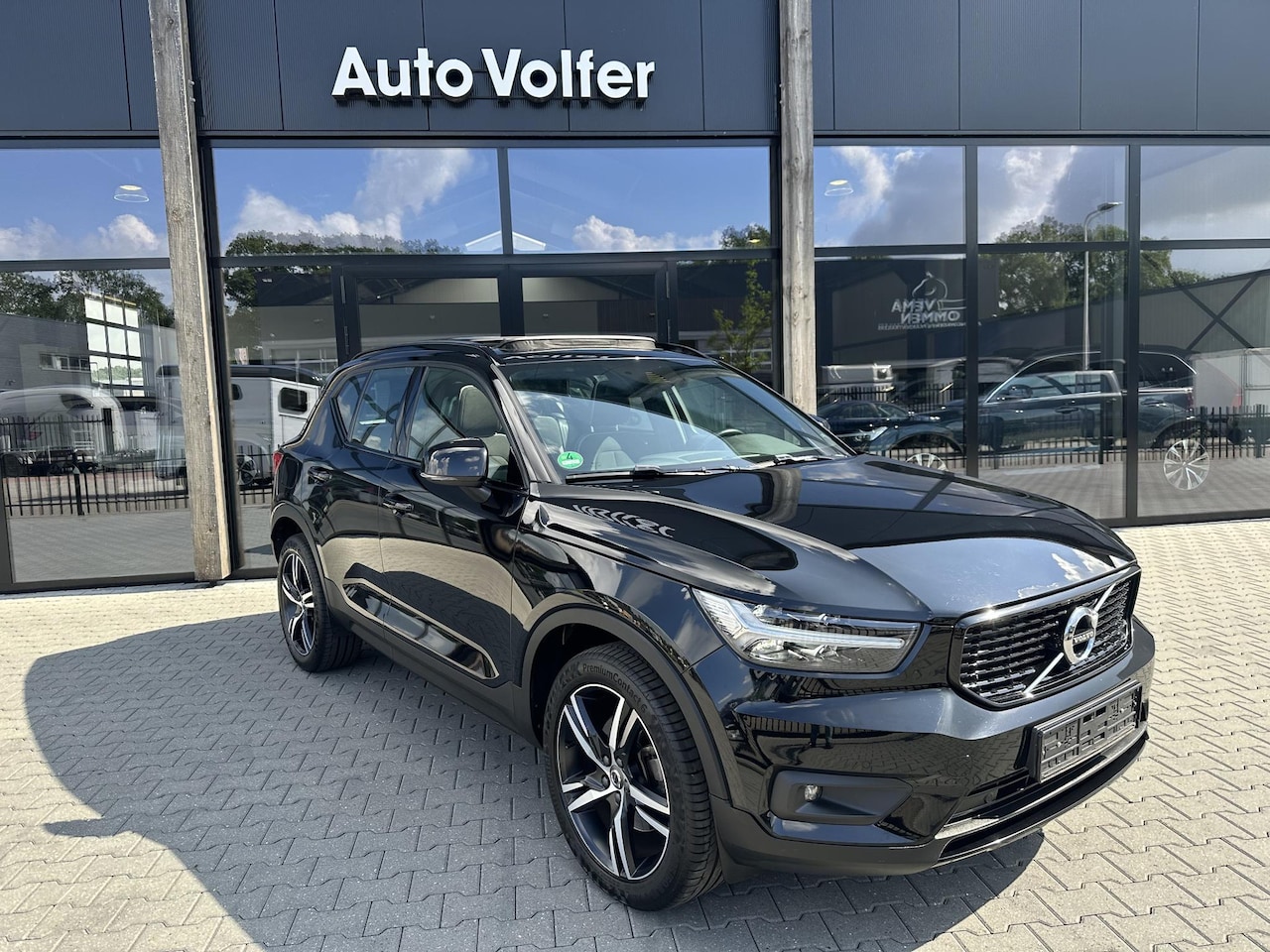 Volvo XC40 - 2.0 T4 R-Design Pano|trekhaak|cam - AutoWereld.nl