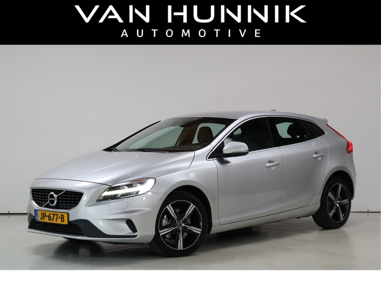 Volvo V40 - 2.0 T3 R-Design | Camera | Stoelverwarming | Dealer Onderhouden - AutoWereld.nl