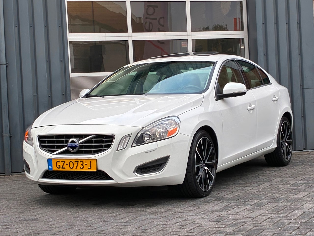 Volvo S60 - 2.5T 250pk Automaat, Leder, Climate control, Cruise control, Schuifdak, Apk 08-2027! - AutoWereld.nl