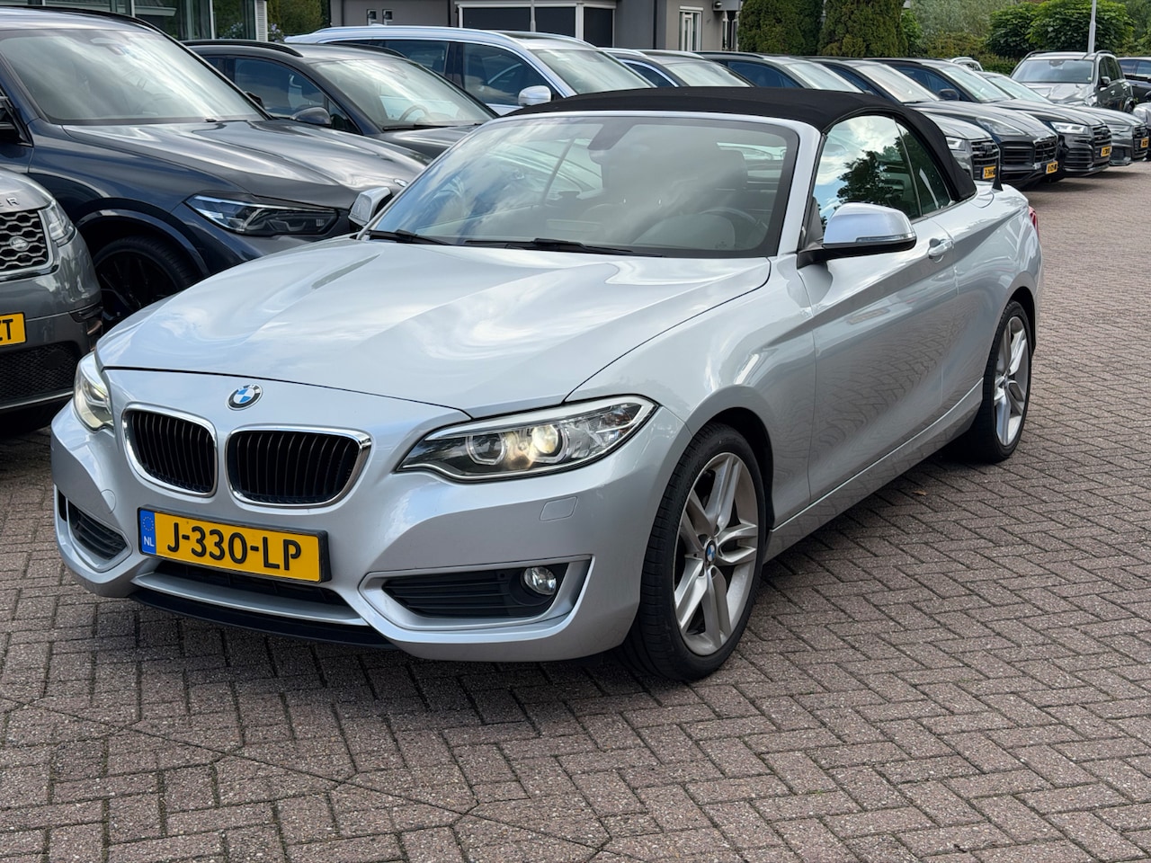 BMW 2-serie Cabrio - 220i Luxury / Trekhaak / Half Leder / Navigatie / Parkeerhulp achter / 17'' / Stoelverwarm - AutoWereld.nl