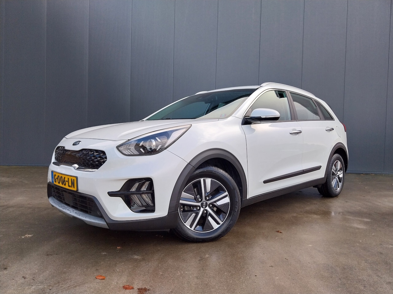 Kia Niro - 1.6 GDi Hybrid ExecutiveLine CAMERA ADAPT CRUISE APPLE CARPLAY HALF LEER DAB LED NAVI ECC - AutoWereld.nl