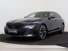 BMW 5-serie Touring - 550e xDrive M Sport Automaat / Panoramadak / Bowers & Wilkins / Adaptief M Onderstel Profe