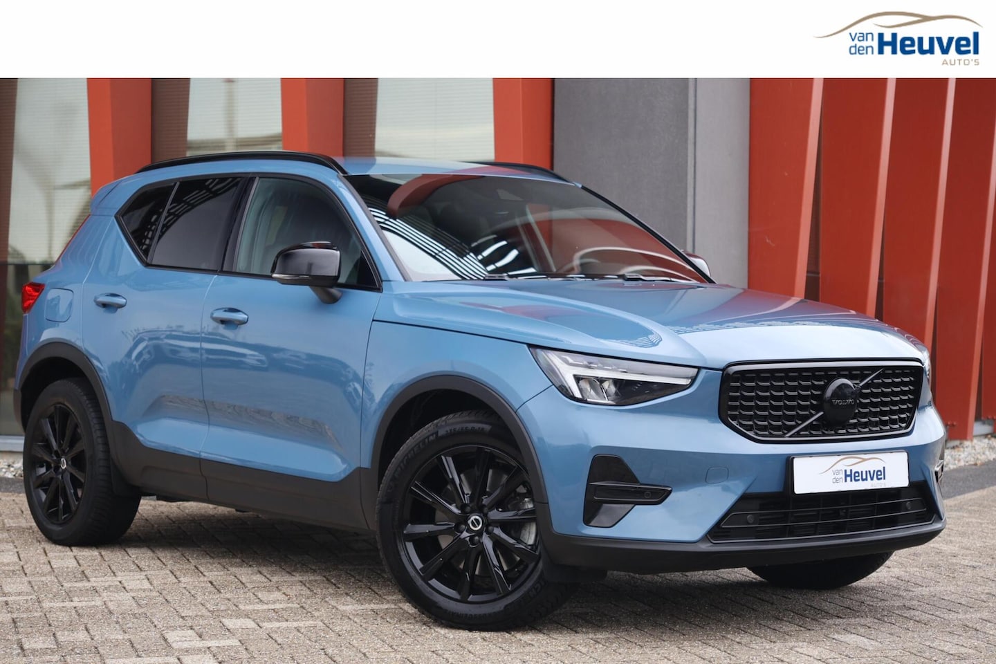 Volvo XC40 - T5 Recharge Plus Dark | Stoelverwarming | Trekhaak | H/K | Parkeercamera | Glossy Black | - AutoWereld.nl
