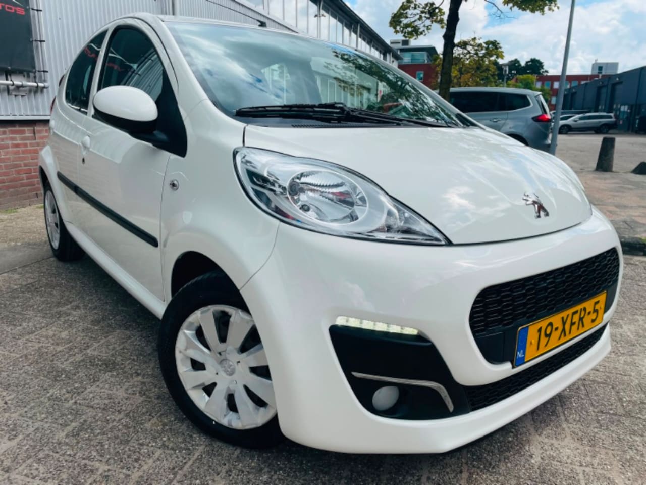 Peugeot 107 - 1.0 Active 5 DEURS AIRCO LED NETTE AUTO LAGE KM - AutoWereld.nl
