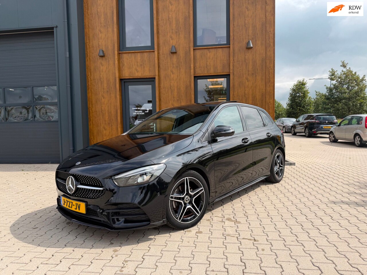 Mercedes-Benz B-klasse - 180 Business Solution AMG l PANO l WIDESCREEN - AutoWereld.nl