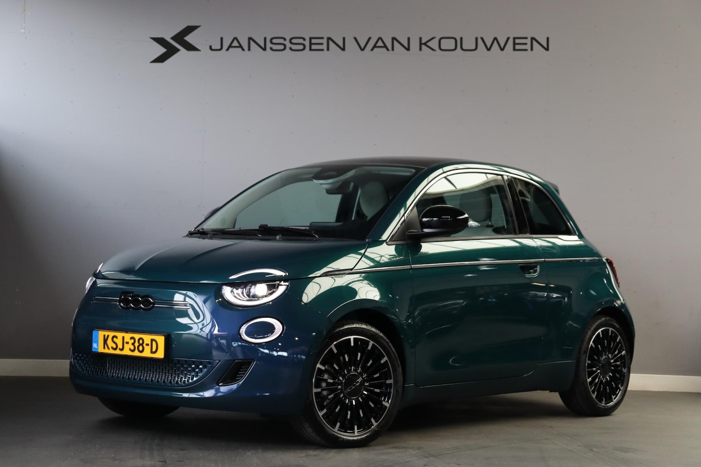 Fiat 500e - La Prima 42 kWh / Panoramadak / Navi / Carplay / Camera - AutoWereld.nl
