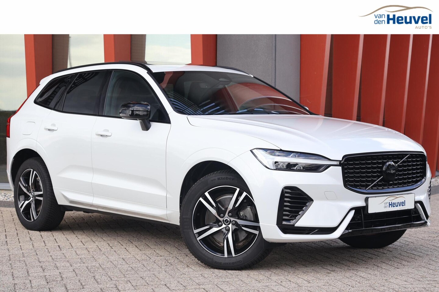 Volvo XC60 - T6 Recharge AWD R-Design | Longe Range | Trekhaak | Parkeercamera | Glossy Black | Keyless - AutoWereld.nl