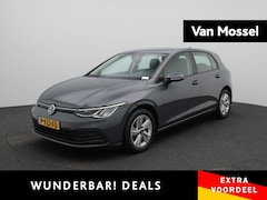Volkswagen Golf - 1.5 TSI Life 131 PK | Stoelverwarming | Stuurwielverwarming | Parkeersensoren | Apple CarP