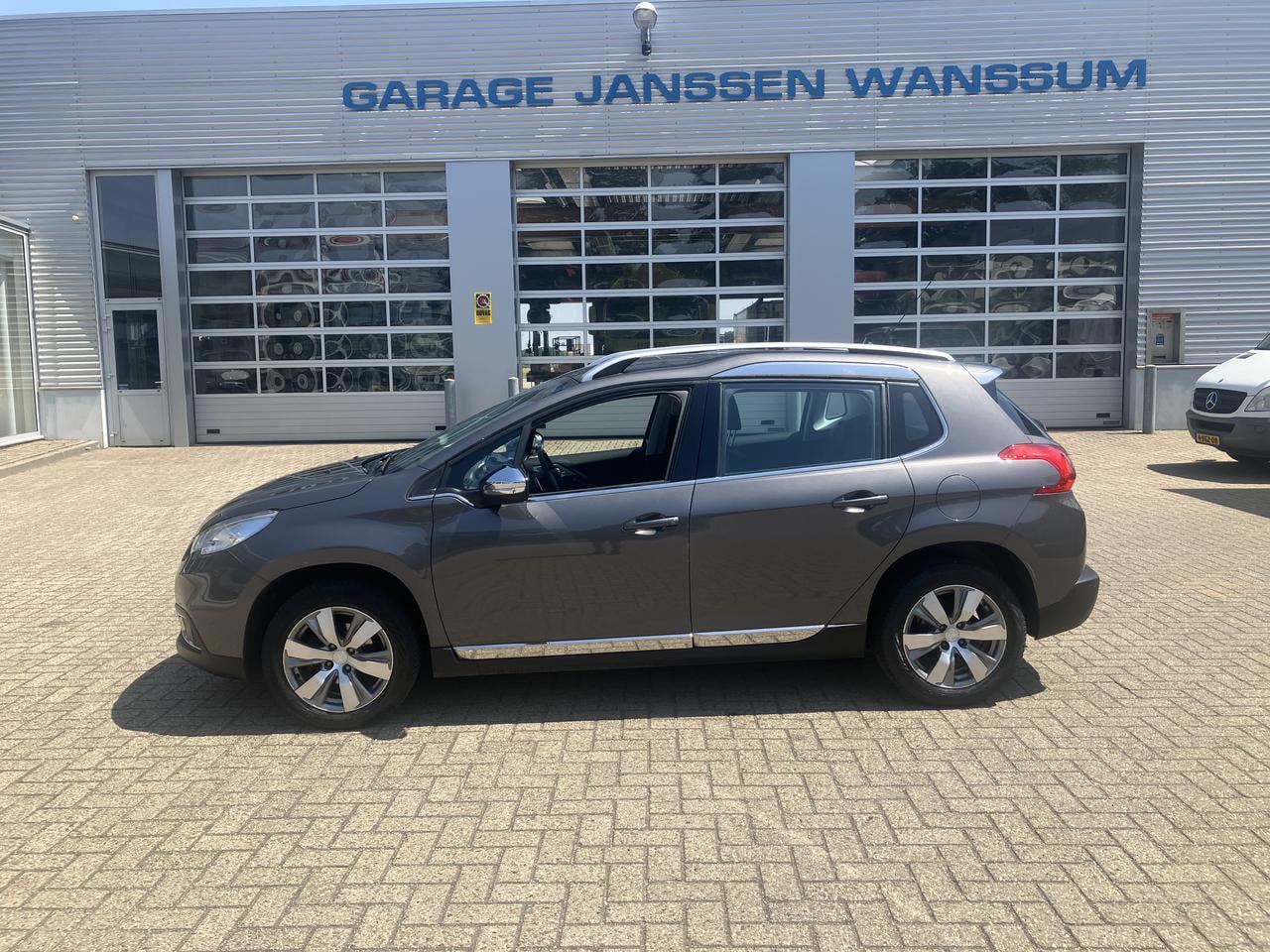 Peugeot 2008 - 1.20 VTI TREKHAAK PANODAK - AutoWereld.nl