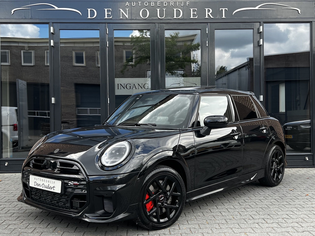 MINI 5-Deurs - 1.5 Cooper C John Cooper Works M / JCW / PANO / CAMERA / CARPLAY - AutoWereld.nl