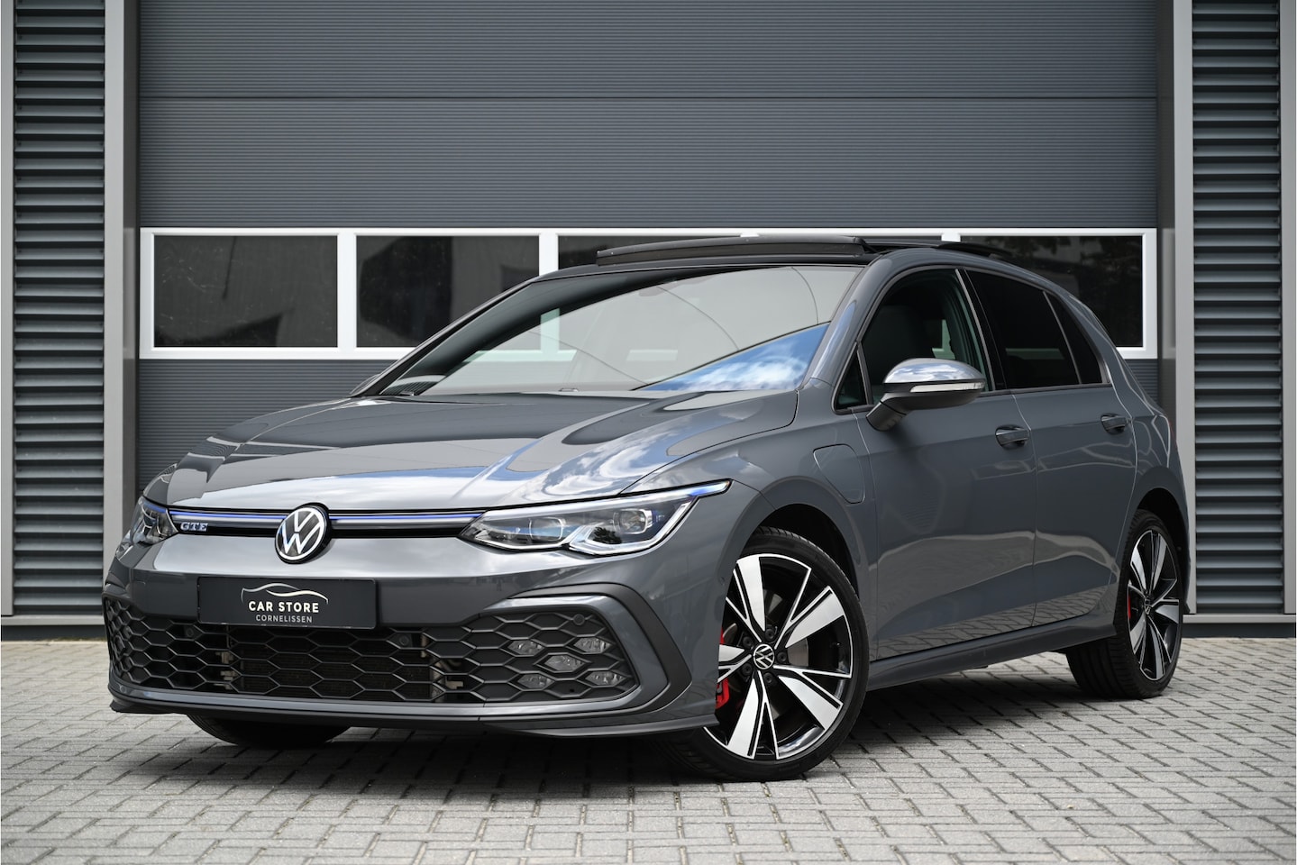 Volkswagen Golf - 1.4 GTE 245 PK / PANO / IQ LIGHTS / HEAD UP DISPLAY / CAMERA / BLIND SPOT / TREKHAAK / HEX - AutoWereld.nl