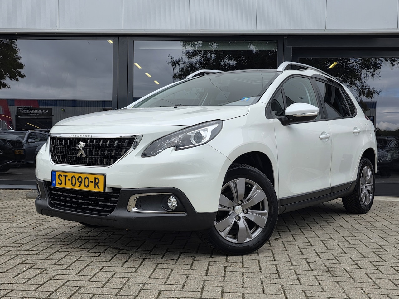 Peugeot 2008 - 1.2 PureTech Blue Lion + PANO DAK + WIT METALLIC + LM VELGEN - AutoWereld.nl