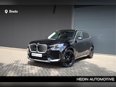 BMW iX1 - eDrive20 Pure Edition 67 kWh | 19" Jet Black LM | Stoelmassage | Dodehoek waarschuwing | B