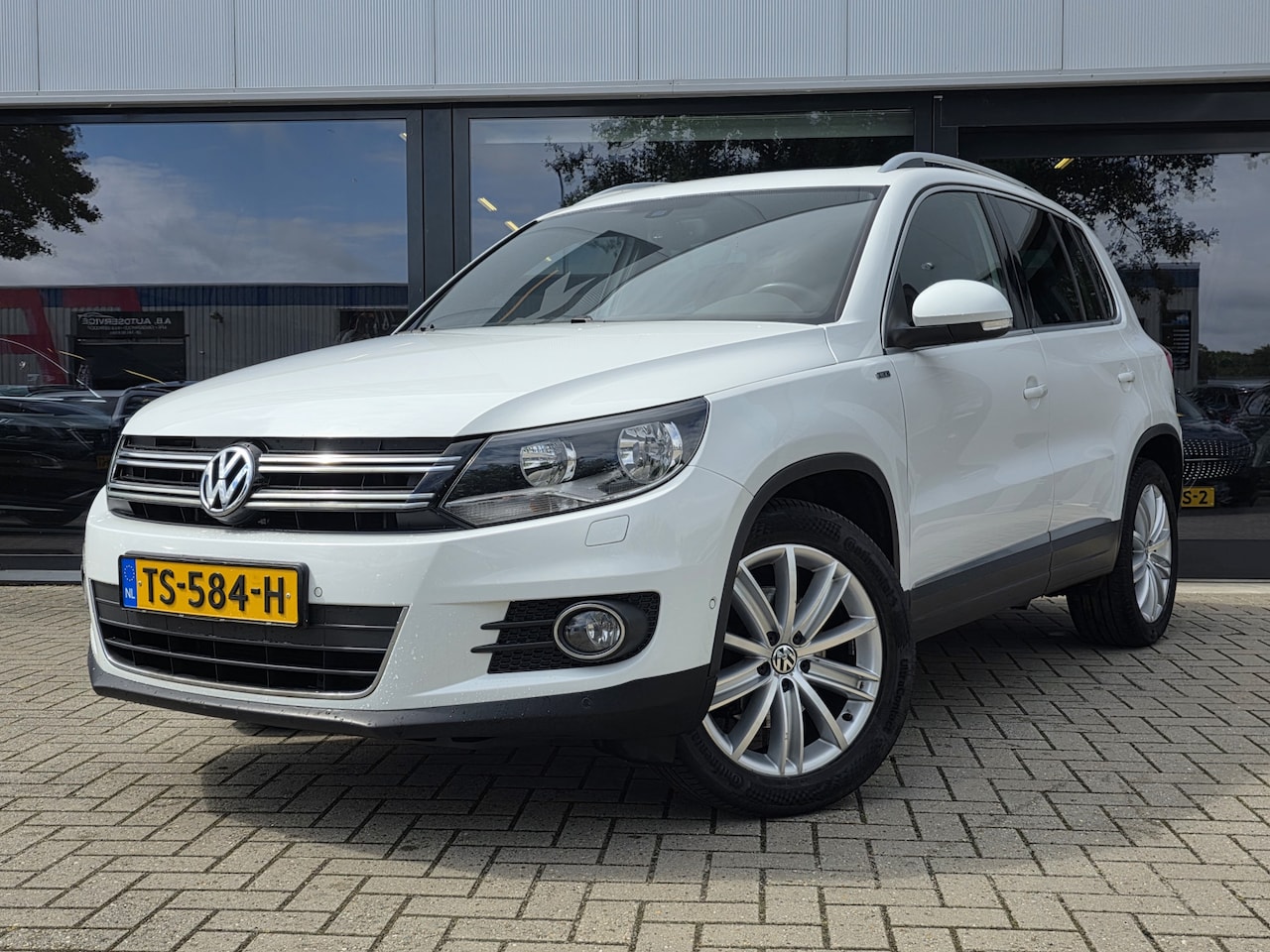 Volkswagen Tiguan - 1.4 TSI Sport&Style + CRUISE + KLIMA + NAVI + LM VELGEN - AutoWereld.nl