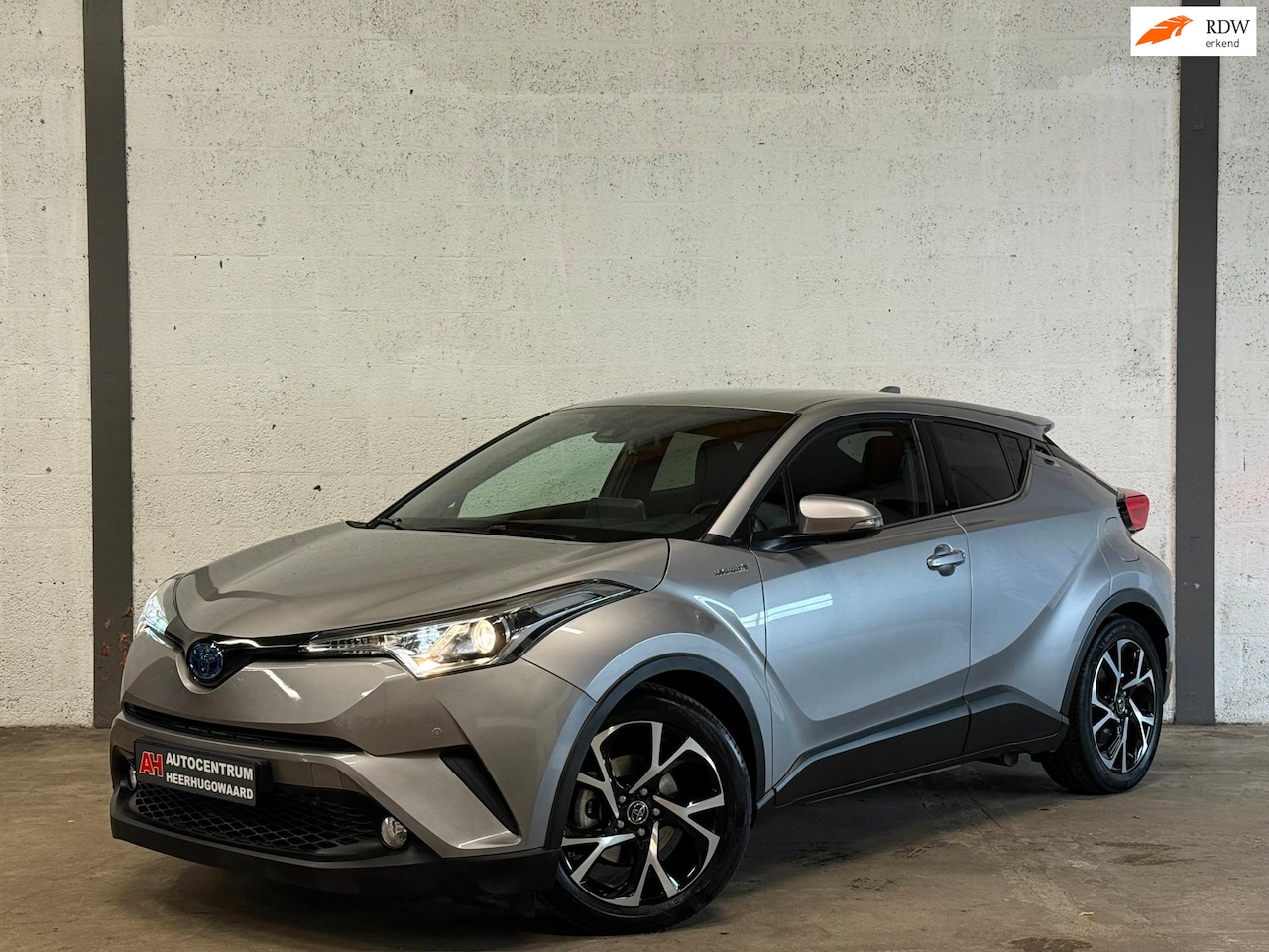 Toyota C-HR - 1.8 Hybrid Navi|Camera|Cruise|Trekhaak|Dealer Onderhouden !! - AutoWereld.nl