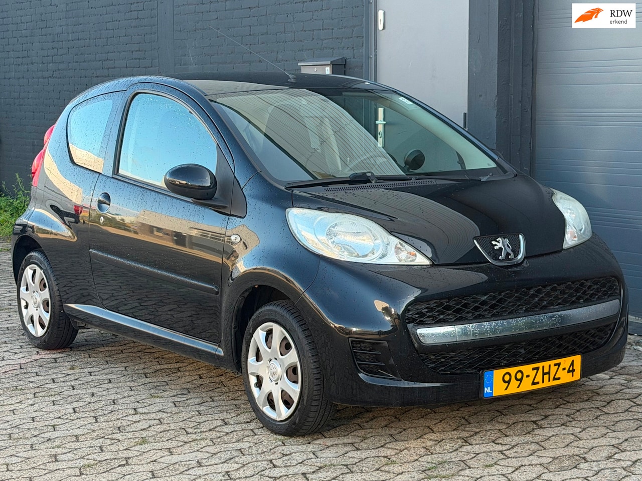 Peugeot 107 - 1.0-12V Black & Silver AIRCO APK TOERENTELLER - AutoWereld.nl