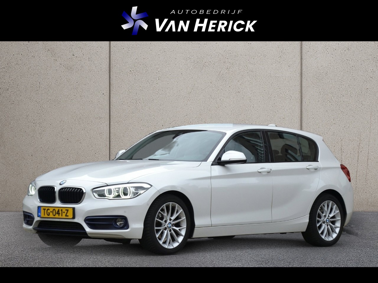 BMW 1-serie - 118i High Executive 136PK Automaat | Leder | Stoelverwarming | Xenon | Camera - AutoWereld.nl