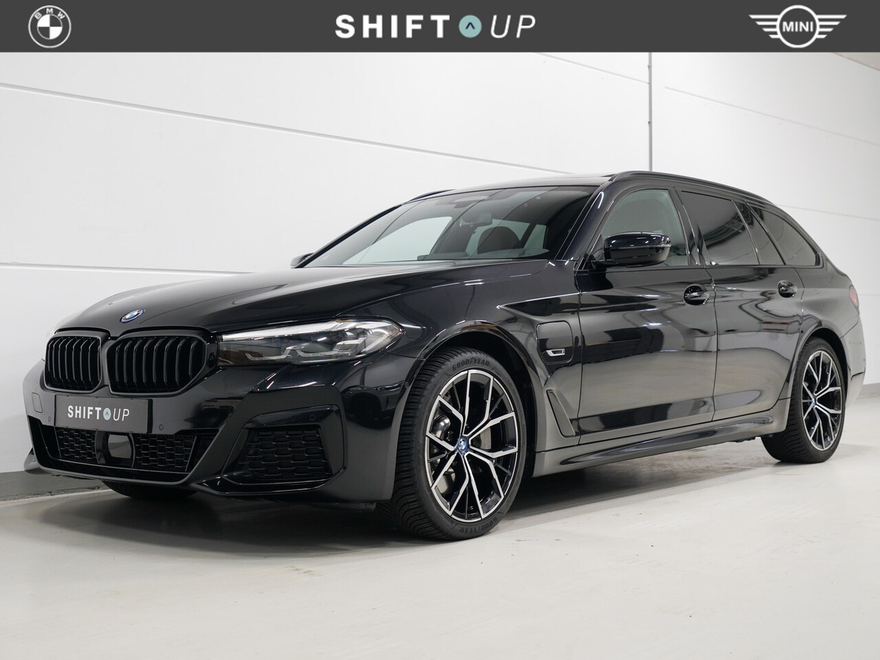 BMW 5-serie Touring - 530e xDrive M-Sport | Panoramadak | Adapt. Cruise Control - AutoWereld.nl