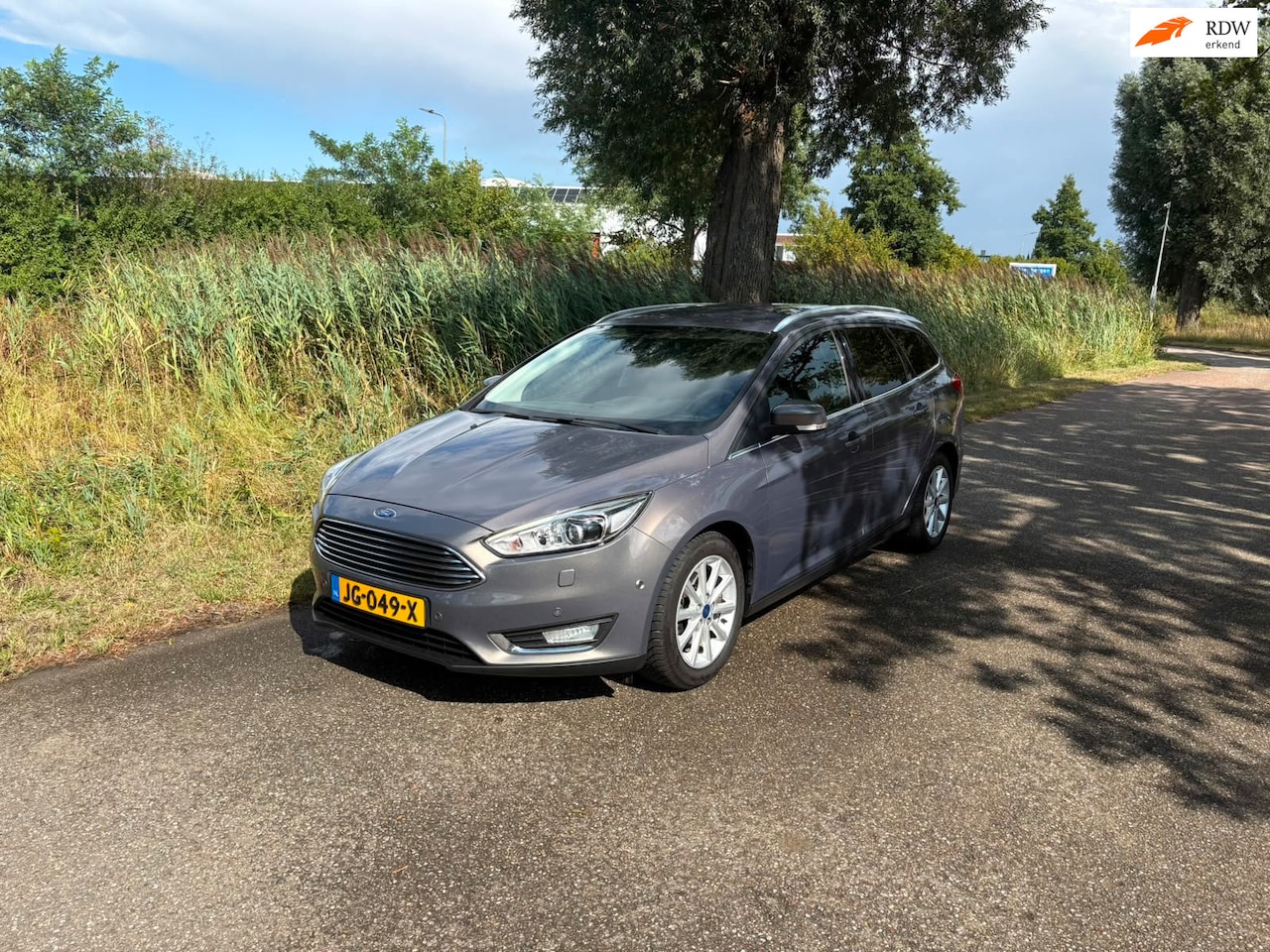 Ford Focus Wagon - 1.5 Titanium Edition Stoel/Stuur Verwarming Airco Cruise Navi Trekhaak Bluetooth Trekhaak - AutoWereld.nl