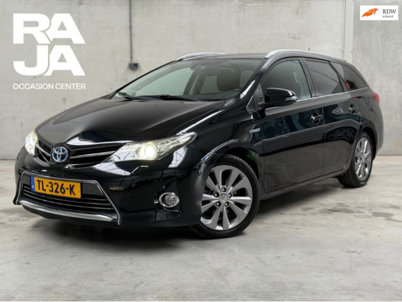 Toyota Auris Touring Sports - 1.8 Hybrid Executive Pano JBL Navi Cruise Clima Keyless - AutoWereld.nl