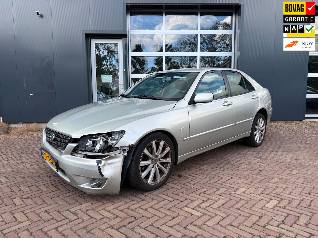 Lexus IS - 200 Business | 1e eigenaar | lichte rijdbare voorschade | Export - AutoWereld.nl