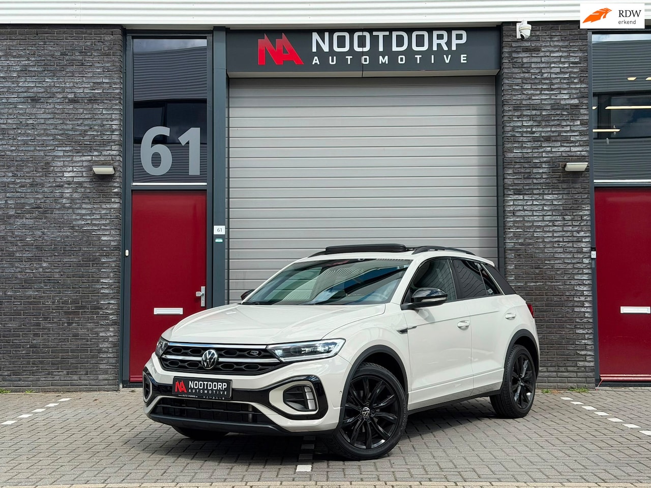 Volkswagen T-Roc - 1.5 TSI 3xR-Line Pano/IQ/Keyless/Camera/vol - AutoWereld.nl