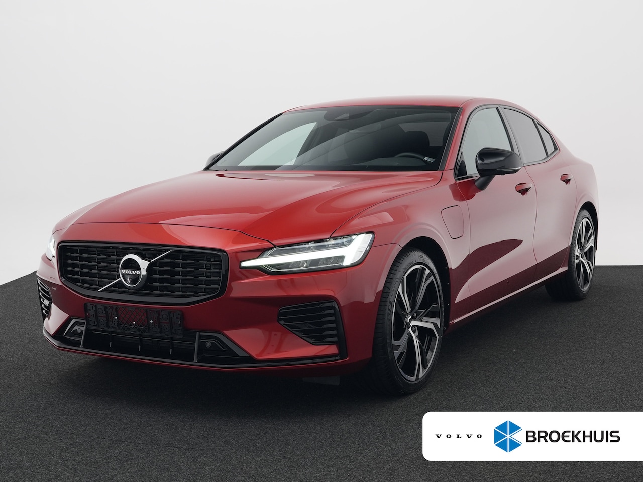 Volvo S60 - T8 Recharge AWD Plus Dark | Long Range | 455pk | 360° Camera | Privacy Glass | 19" | Elek - AutoWereld.nl