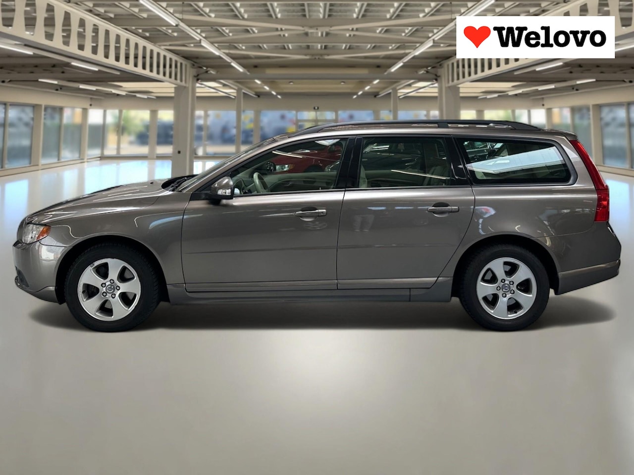 Volvo V70 - 2.5FT Momentum Incl. BTW, leder, trekhaak, electr. klep, verw. stoelen.. - AutoWereld.nl
