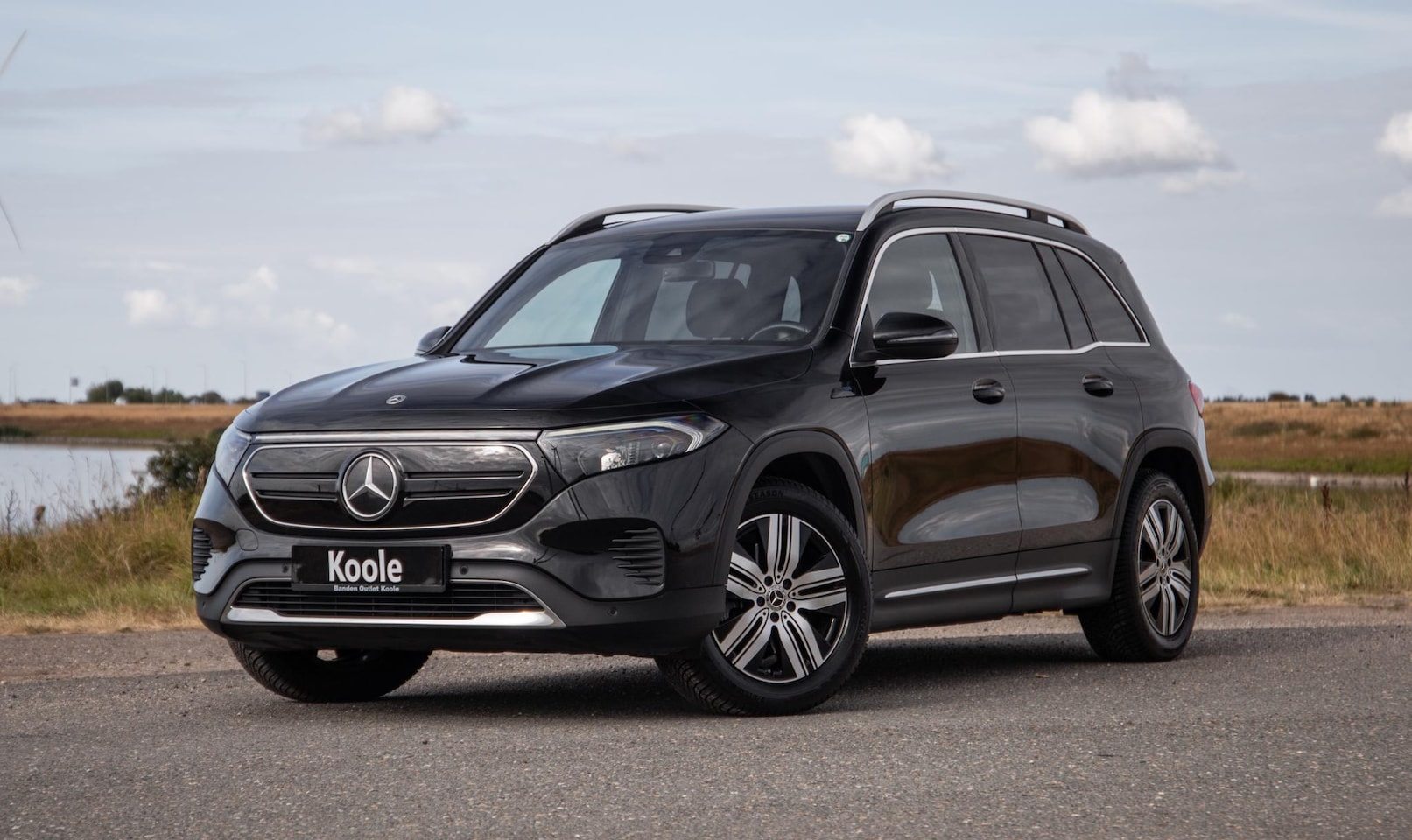 Mercedes-Benz EQB - 300 4MATIC Luxury Line CARPLAY / CAMERA / SFEERVERLICHTING / LEER / STOELVERWARMING - AutoWereld.nl