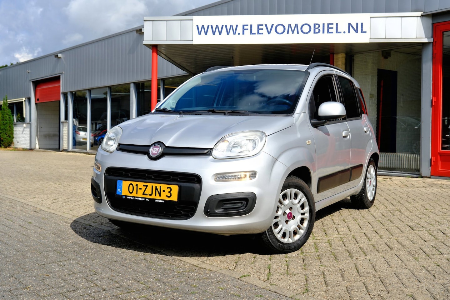 Fiat Panda - 0.9 TwinAir Lounge 5-drs *67.120km!* Airco|Trekhaak - AutoWereld.nl