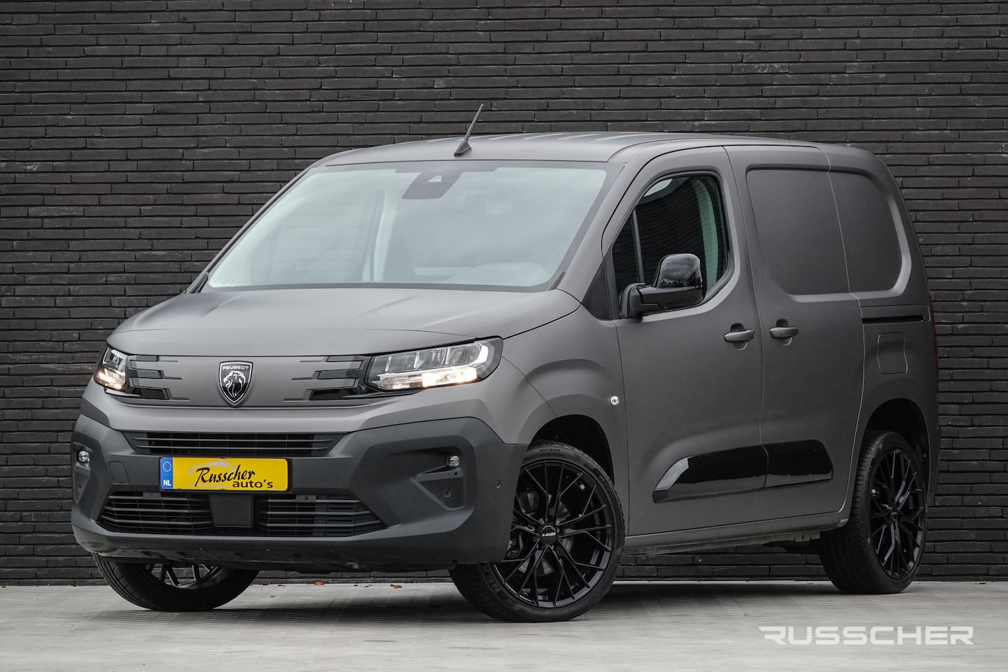 Peugeot Partner - 1.5 BlueHDi 130Pk Aut. | L1 | Matgrijze wrap | 2xSchuifdeur | Achteruitrijcamera | Trekhaa - AutoWereld.nl