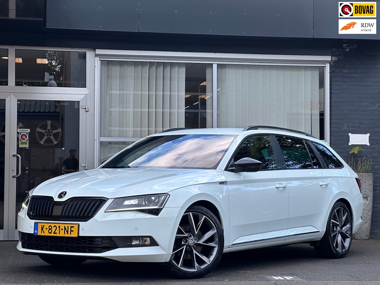 Skoda Superb Combi - 2.0 TSI 4x4 Style ACC/ DCC / LANE / SFEER / CARPLAY - AutoWereld.nl