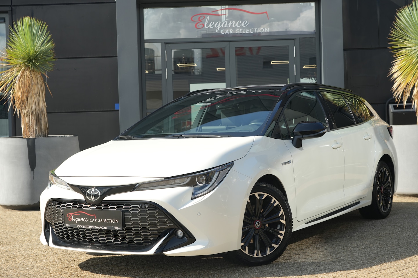 Toyota Corolla Touring Sports - 1.8 Hybrid GR-Sport 122pk Navigatie/Stoelverwarming/Camera - AutoWereld.nl
