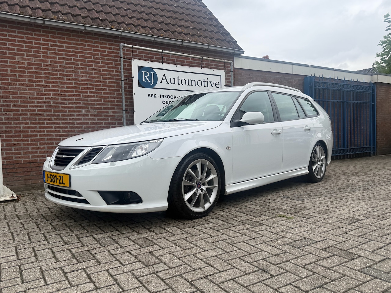 Saab 9-3 - 2.0t BP Vector NIEUWE APK/CLIMA/TREKHAAK - AutoWereld.nl