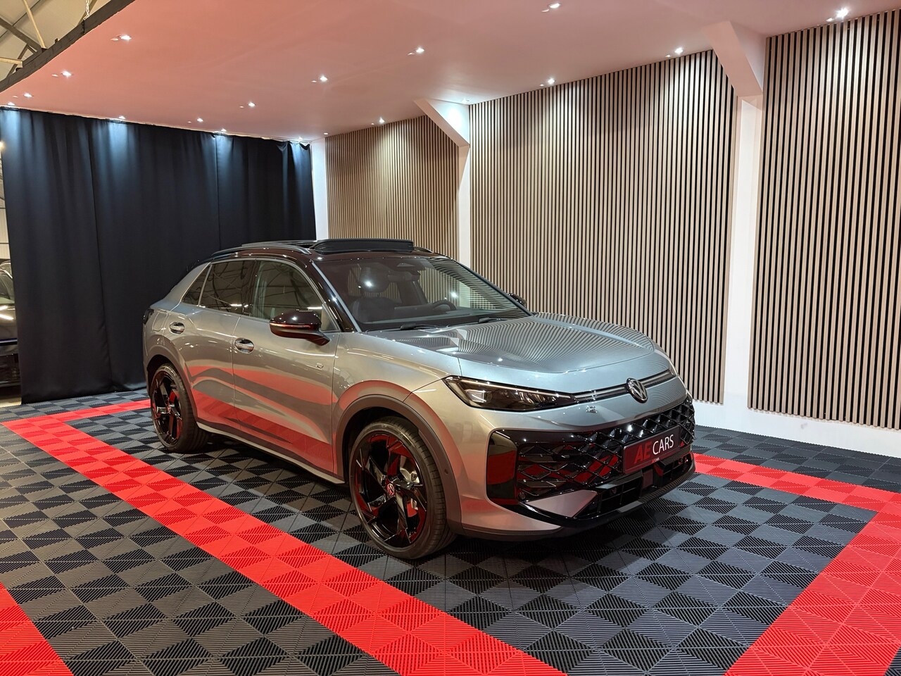 Volkswagen T-Roc - 1.5 eTsi Limited Edition DSG R-Line Blackstyle (Pano,Trekh,20" - AutoWereld.nl