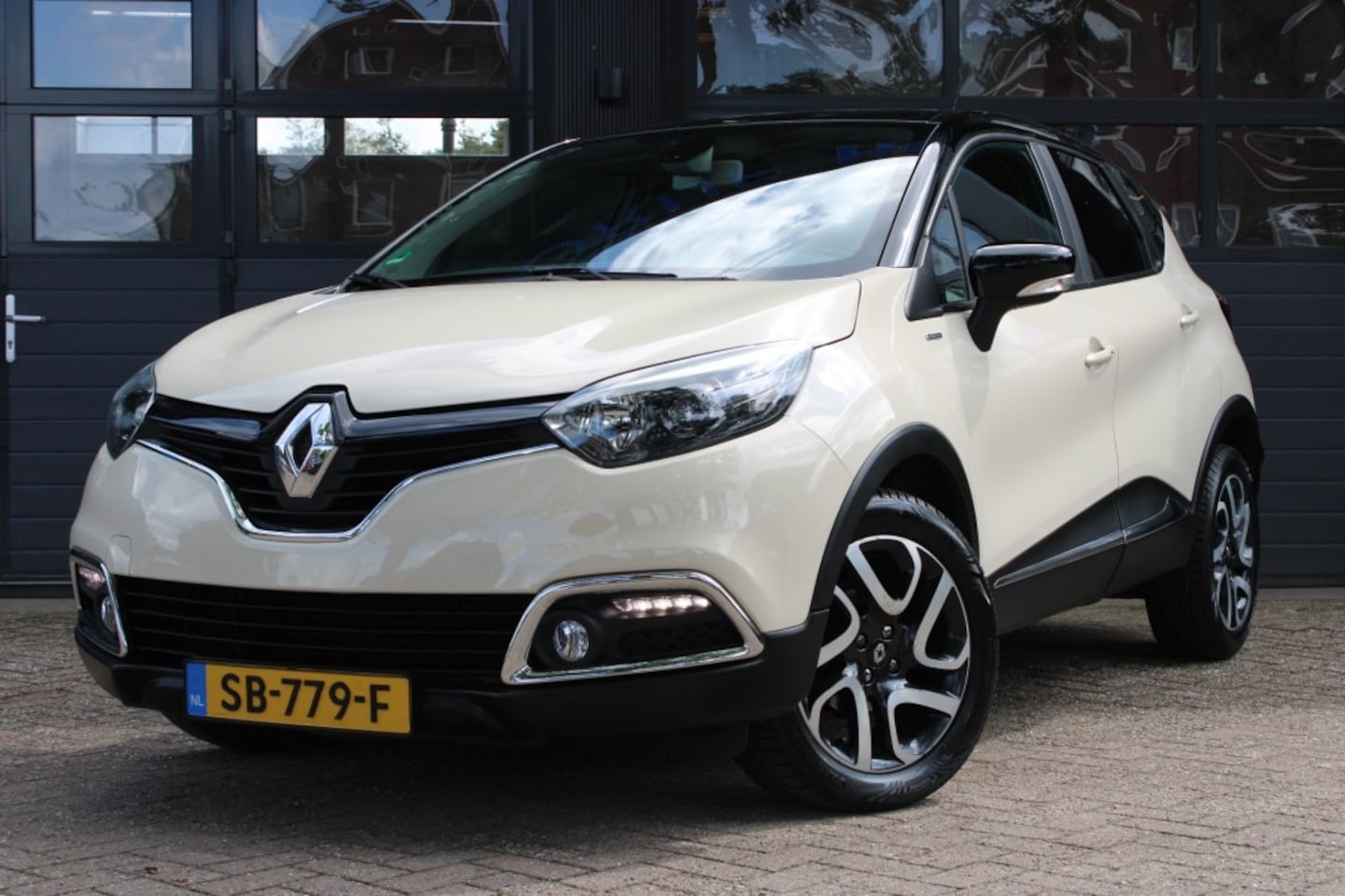 Renault Captur - 0.9 TCE LIMITED  Parkeer sensoren / Cruise control / Trekhaak - AutoWereld.nl