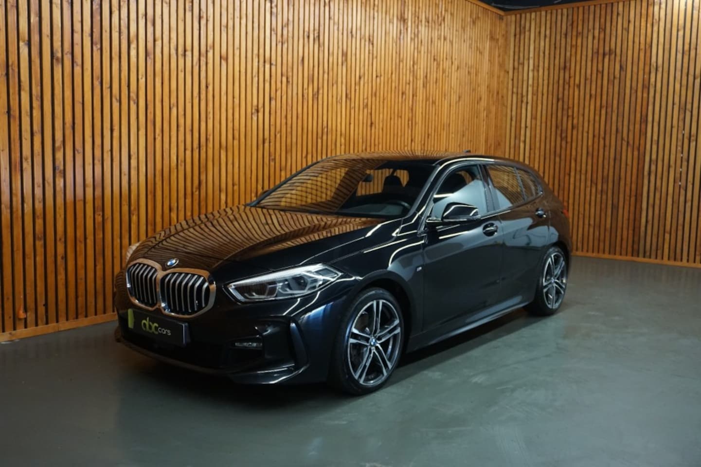 BMW 1-serie - 118I EXECUTIVE ED. PANORAMADAK / SFEERVERLICHTING - AutoWereld.nl