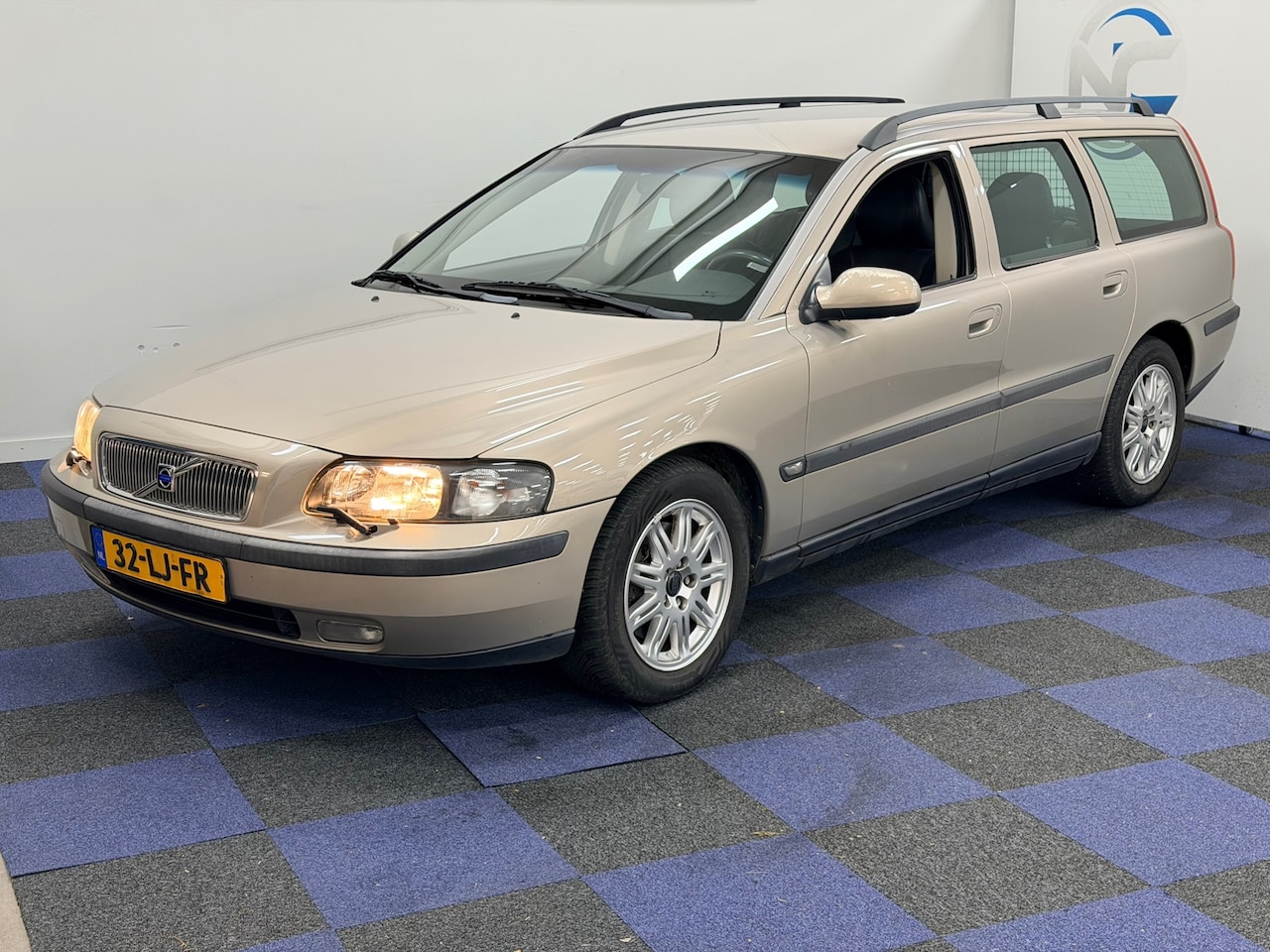 Volvo V70 - 2.4 T Geartr / AUTOMAAT / NAP / RIJDT SCHAKELT GOED - AutoWereld.nl