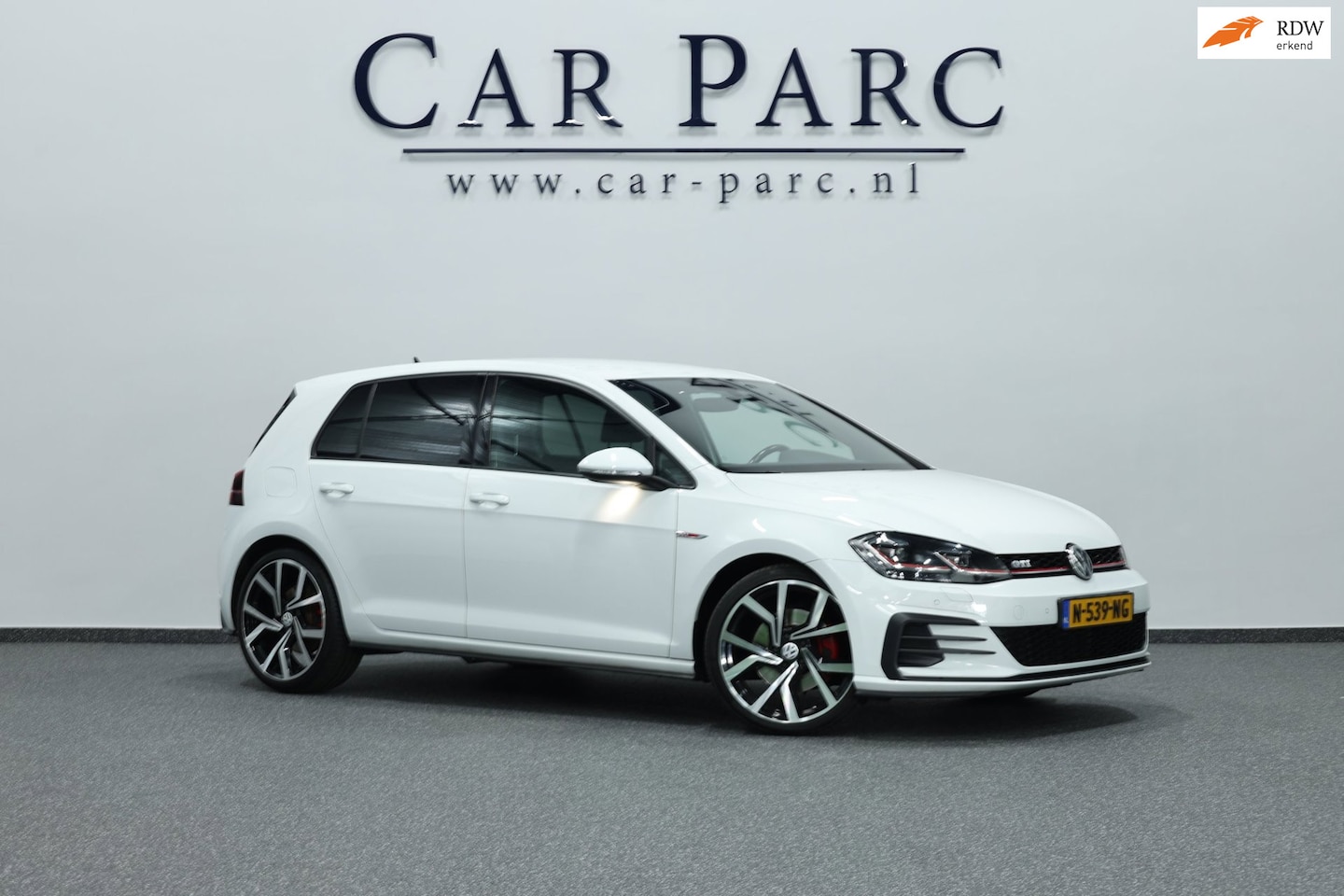 Volkswagen Golf - 2.0 TSI GTI Performance LED/VIRTUAL/S.VERWARMING/19" LMV/ACC/ECC/LINE/12 MDN GARANTIE! - AutoWereld.nl