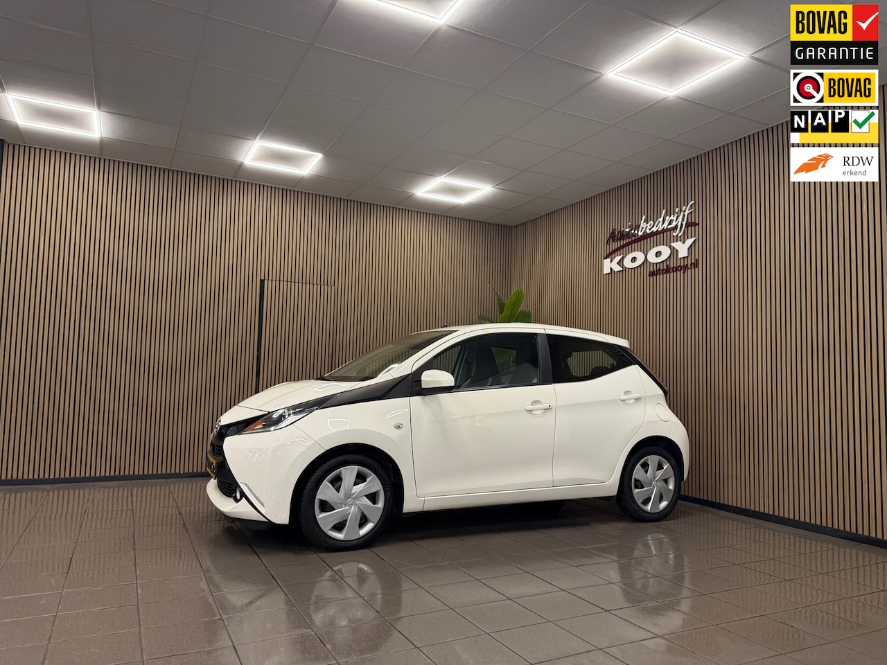 Toyota Aygo - 1.0 VVT-i x-play * Navigatie / Camera / Airco / 5 Deurs / NL Auto * - AutoWereld.nl