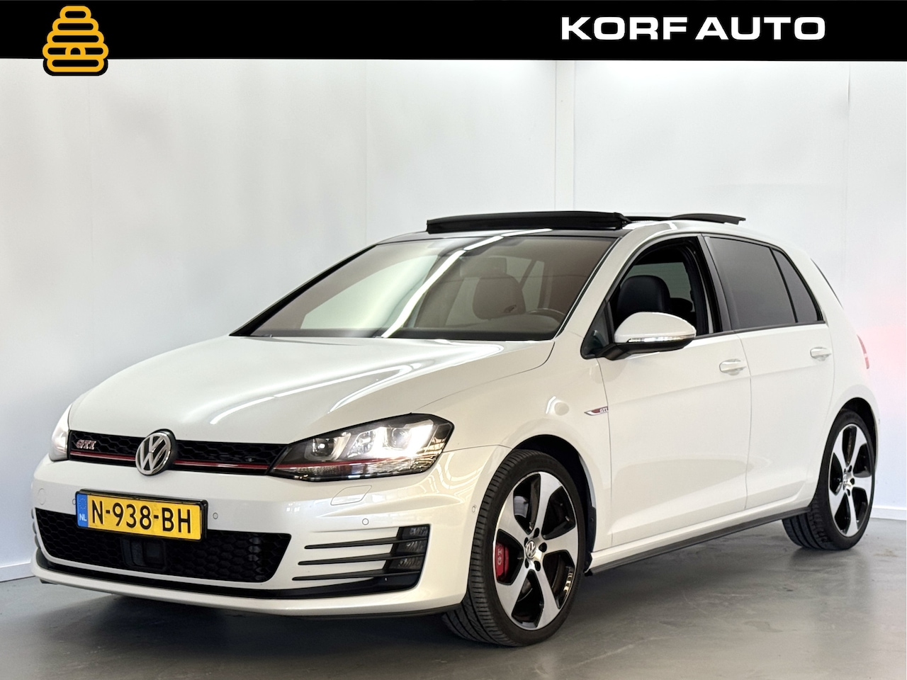 Volkswagen Golf - 2.0 TSI GTI Performance | Pano | DCC | Leder | Camera - AutoWereld.nl