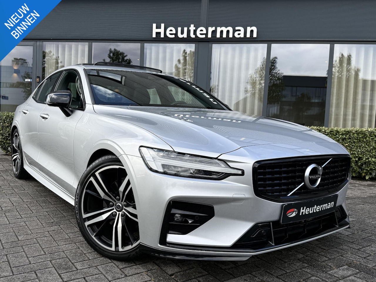 Volvo S60 - 2.0 B3 R-Design Panodak/ Leder/ Topstaat - AutoWereld.nl