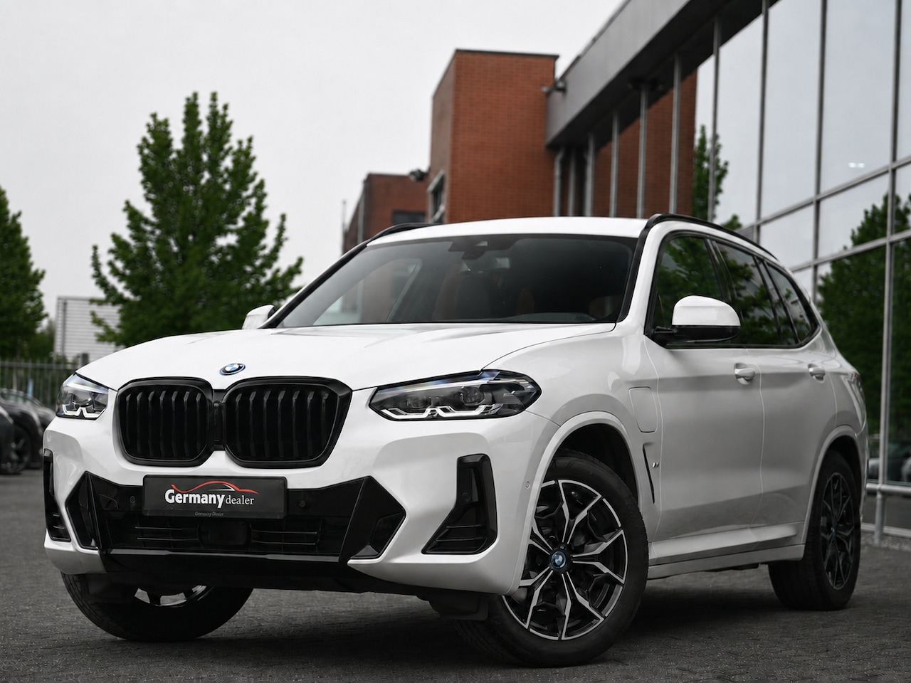 BMW X3 - BMW X3 xDrive30e 292PK M-Sport Electr/Tr.Haak Keyless Sfeerverl Camera 19-Inch Black&White - AutoWereld.nl